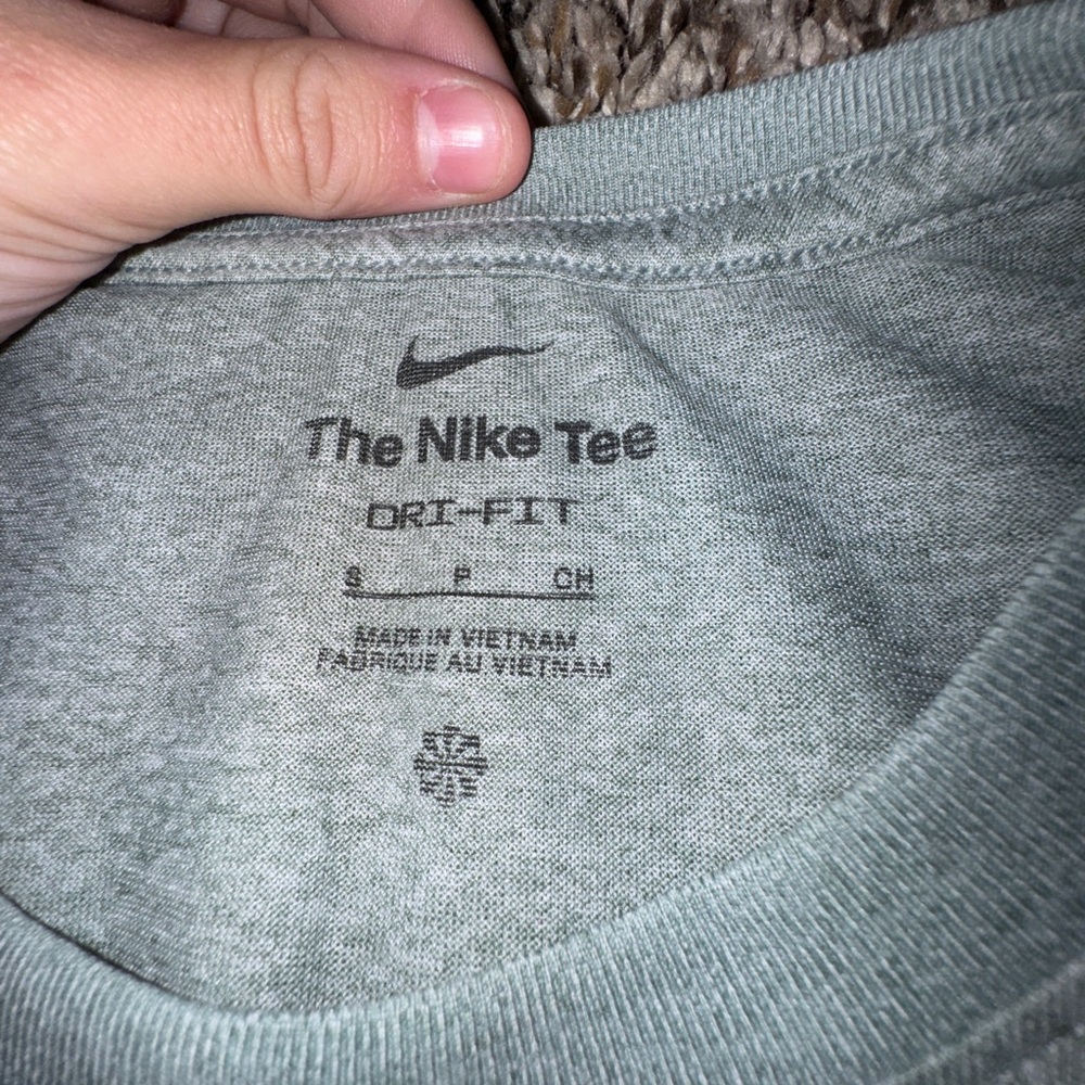 Nike dri-fit tee
Women's small